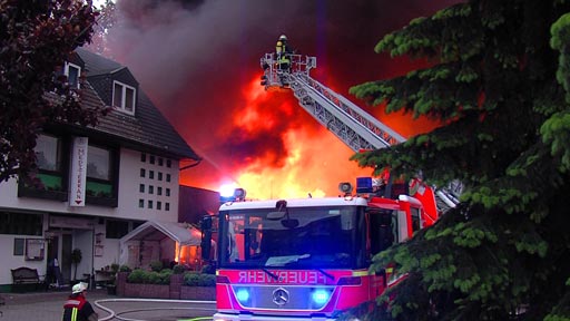 VIDEO: Betriebsgebäude eines Medienunternehmens in <em>Angermund bei Großbrand zerstört
